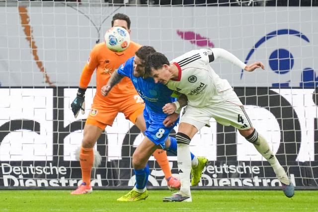 31 January 2026, Hesse, Frankfurt/M.: Leverkusen's Robert Andrich clears against Frankfurt's Robin Koch during the German Bundesliga soccer match between Eintracht Frankfurt and Bayer Leverkusen at the Deutsche Bank Park. Photo: Marc Schüler/dpa - IMPORTANT NOTICE: DFL and DFB regulations prohibit any use of photographs as image sequences and/or quasi-video.