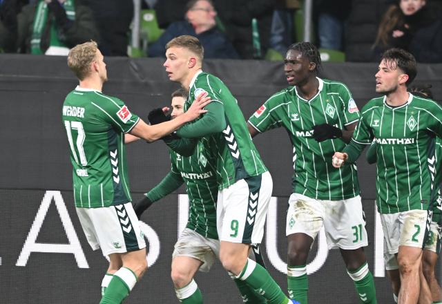 31 January 2026, Bremen: Bremen's Keke Topp celebrates scoring his side's first goal with teammates during the German Bundesliga soccer match between Werder Bremen and Borussia Moenchengladbach at the Weserstadion. Photo: Carmen Jaspersen/dpa - IMPORTANT NOTICE: DFL and DFB regulations prohibit any use of photographs as image sequences and/or quasi-video.