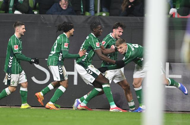 31 January 2026, Bremen: Bremen's Keke Topp (R) celebrates scoring his side's first goal with teammates Karim Coulibaly, Olivier Deman, Romano Schmid and Isaac Schmidt during the German Bundesliga soccer match between Werder Bremen and Borussia Moenchengladbach at the Weserstadion. Photo: Carmen Jaspersen/dpa - IMPORTANT NOTICE: DFL and DFB regulations prohibit any use of photographs as image sequences and/or quasi-video.