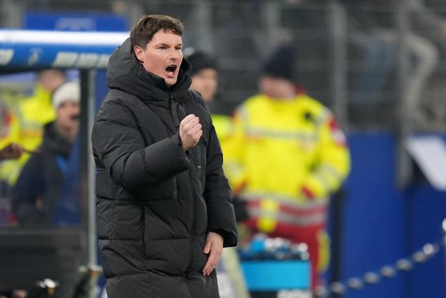 31 January 2026, Hamburg: Hamburger coach Merlin Polzin cheers on his team during the German Bundesliga soccer match between Hamburger SV and FC Bayern Munich at the Volksparkstadion Photo: Marcus Brandt/dpa - IMPORTANT NOTICE: DFL and DFB regulations prohibit any use of photographs as image sequences and/or quasi-video.
