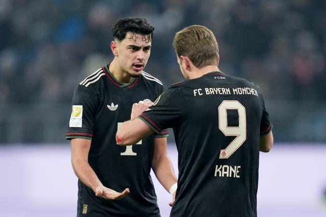 31 January 2026, Hamburg: Bayern Munich's Harry Kane (R) celebrates scoring his side's first goal with teammate Aleksandar Pavlovic during the German Bundesliga soccer match between Hamburger SV and FC Bayern Munich at the Volksparkstadion Photo: Marcus Brandt/dpa - IMPORTANT NOTICE: DFL and DFB regulations prohibit any use of photographs as image sequences and/or quasi-video.