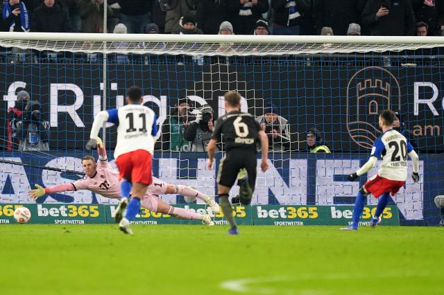 31 January 2026, Hamburg: Hamburger's Fabio Vieira scores his side's first goal with teammates during the German Bundesliga soccer match between Hamburger SV and FC Bayern Munich at the Volksparkstadion Photo: Marcus Brandt/dpa - IMPORTANT NOTICE: DFL and DFB regulations prohibit any use of photographs as image sequences and/or quasi-video.