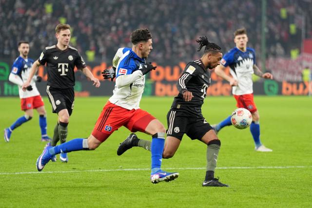 31 January 2026, Hamburg: Bayern's Michael Olise (R) and Hamburger's William Mikelbrencis battle for the ball during the German Bundesliga soccer match between Hamburger SV and FC Bayern Munich at the Volksparkstadion Photo: Marcus Brandt/dpa
