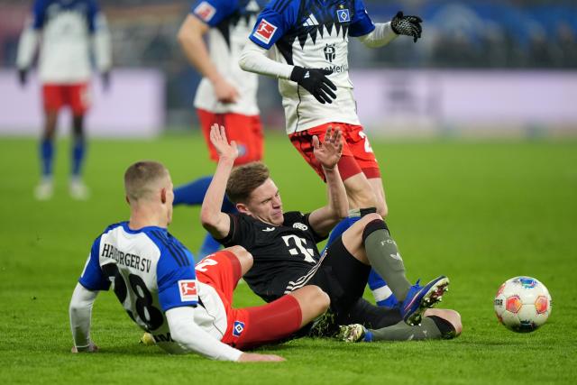 31 January 2026, Hamburg: Hamburger's Miro Muheim (L) and Bayern Munich's Joshua Kimmich battle for the ball during the German Bundesliga soccer match between Hamburger SV and FC Bayern Munich at the Volksparkstadion Photo: Marcus Brandt/dpa - IMPORTANT NOTICE: DFL and DFB regulations prohibit any use of photographs as image sequences and/or quasi-video.