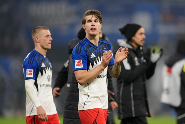 31 January 2026, Hamburg: Hamburger's Luka Vuskovic thanks the fans after the German Bundesliga soccer match between Hamburger SV and FC Bayern Munich at the Volksparkstadion Photo: Marcus Brandt/dpa - IMPORTANT NOTICE: DFL and DFB regulations prohibit any use of photographs as image sequences and/or quasi-video.