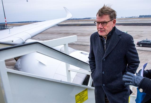 01 February 2026, Brandenburg, Schönefeld: Johann Wadephul, German Foreign Minister, boards a plane at the military section of Berlin-Brandenburg Airport (BER) before taking off for Oceania. During his trip, the Foreign Minister will hold political talks in Singapore, New Zealand, Tonga, Australia and Brunei. Photo: Jens Büttner/dpa