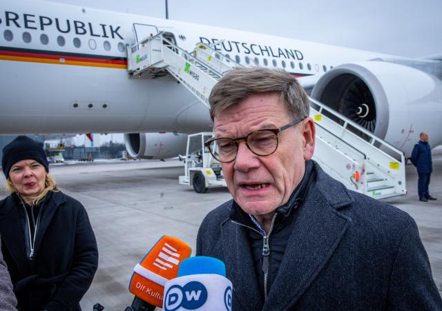 01 February 2026, Brandenburg, Schönefeld: Johann Wadephul, German Foreign Minister, makes a statement in front of the plane on the military section of Berlin-Brandenburg Airport (BER) before his departure to Oceania. During his trip, the Foreign Minister will hold political talks in Singapore, New Zealand, Tonga, Australia and Brunei. Photo: Jens Büttner/dpa