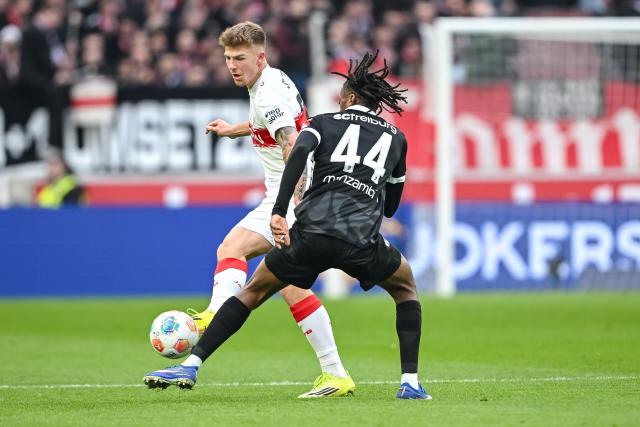 01 February 2026, Baden-Wuerttemberg, Stuttgart: Stuttgart's Finn Jeltsch (L) and Freiburg's Johan Manzambi battle for the ball during the German Bundesliga soccer match between VfB Stuttgart and SC Freiburg at MHPArena. Photo: Harry Langer/dpa - WICHTIGER HINWEIS: Gemäß den Vorgaben der DFL Deutsche Fußball Liga bzw. des DFB Deutscher Fußball-Bund ist es untersagt, in dem Stadion und/oder vom Spiel angefertigte Fotoaufnahmen in Form von Sequenzbildern und/oder videoähnlichen Fotostrecken zu verwerten bzw. verwerten zu lassen.