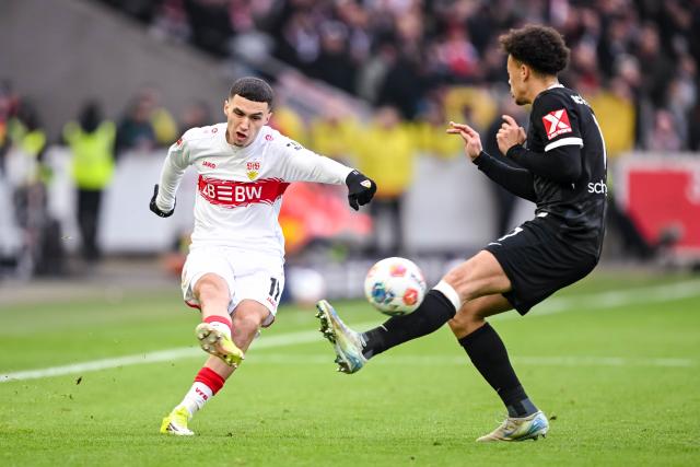01 February 2026, Baden-Wuerttemberg, Stuttgart: Stuttgart's Bilal El Khannouss (L) and Freiburg's Derry Scherhant battle for the ball during the German Bundesliga soccer match between VfB Stuttgart and SC Freiburg at MHPArena. Photo: Harry Langer/dpa - WICHTIGER HINWEIS: Gemäß den Vorgaben der DFL Deutsche Fußball Liga bzw. des DFB Deutscher Fußball-Bund ist es untersagt, in dem Stadion und/oder vom Spiel angefertigte Fotoaufnahmen in Form von Sequenzbildern und/oder videoähnlichen Fotostrecken zu verwerten bzw. verwerten zu lassen.