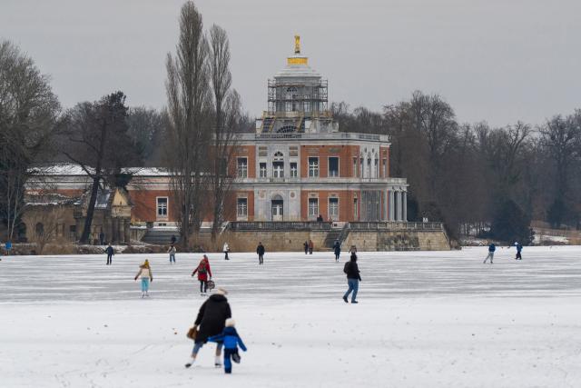 01 February 2026, Brandenburg, Potsdam: People are skating on the Holy Lake in Potsdam. Photo: Georg-Friedrich Moritz/dpa