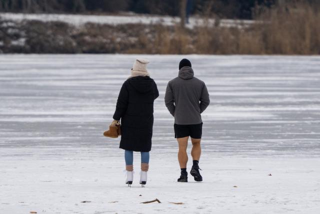 01 February 2026, Brandenburg, Potsdam: People are skating on the Holy Lake in Potsdam. Photo: Georg-Friedrich Moritz/dpa