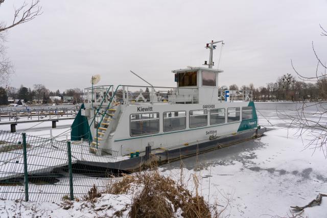01 February 2026, Brandenburg, Potsdam: The Kiewitt cable ferry has suspended operations due to ice on the Havel River. Photo: Georg-Friedrich Moritz/dpa