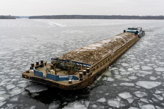 01 February 2026, Brandenburg, Potsdam: A push boat makes its way through ice floes on Jungfernsee lake at Glienicker Bridge. Photo: Georg-Friedrich Moritz/dpa