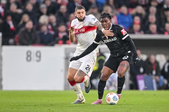 01 February 2026, Baden-Wuerttemberg, Stuttgart: Stuttgart's Jeff Chabot (L) and Freiburg's Cyriaque Irie battle for the ball during the German Bundesliga soccer match between VfB Stuttgart and SC Freiburg at MHPArena. Photo: Harry Langer/dpa - WICHTIGER HINWEIS: Gemäß den Vorgaben der DFL Deutsche Fußball Liga bzw. des DFB Deutscher Fußball-Bund ist es untersagt, in dem Stadion und/oder vom Spiel angefertigte Fotoaufnahmen in Form von Sequenzbildern und/oder videoähnlichen Fotostrecken zu verwerten bzw. verwerten zu lassen.