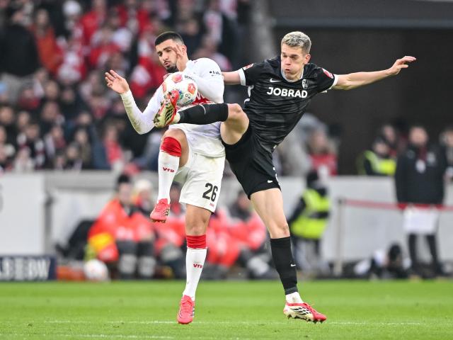 01 February 2026, Baden-Wuerttemberg, Stuttgart: Stuttgart's Deniz Undav (L) and Freiburg's Matthias Ginter battle for the ball during the German Bundesliga soccer match between VfB Stuttgart and SC Freiburg at MHPArena. Photo: Harry Langer/dpa - WICHTIGER HINWEIS: Gemäß den Vorgaben der DFL Deutsche Fußball Liga bzw. des DFB Deutscher Fußball-Bund ist es untersagt, in dem Stadion und/oder vom Spiel angefertigte Fotoaufnahmen in Form von Sequenzbildern und/oder videoähnlichen Fotostrecken zu verwerten bzw. verwerten zu lassen.