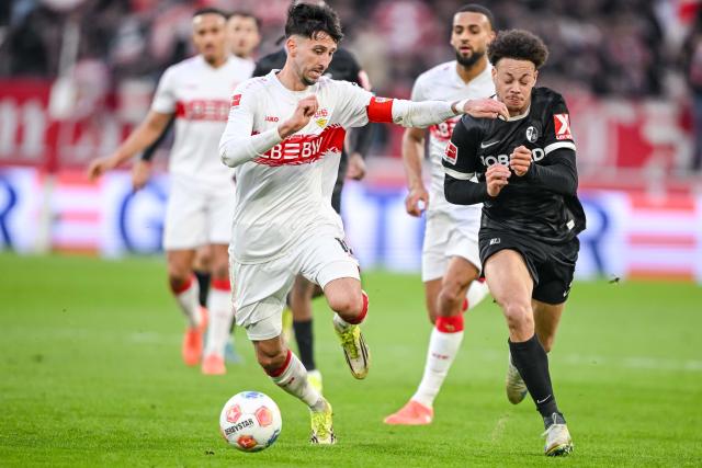 01 February 2026, Baden-Wuerttemberg, Stuttgart: Stuttgart's Atakan Karazor (L) and Freiburg's Derry Scherhant battle for the ball during the German Bundesliga soccer match between VfB Stuttgart and SC Freiburg at MHPArena. Photo: Harry Langer/dpa - WICHTIGER HINWEIS: Gemäß den Vorgaben der DFL Deutsche Fußball Liga bzw. des DFB Deutscher Fußball-Bund ist es untersagt, in dem Stadion und/oder vom Spiel angefertigte Fotoaufnahmen in Form von Sequenzbildern und/oder videoähnlichen Fotostrecken zu verwerten bzw. verwerten zu lassen.