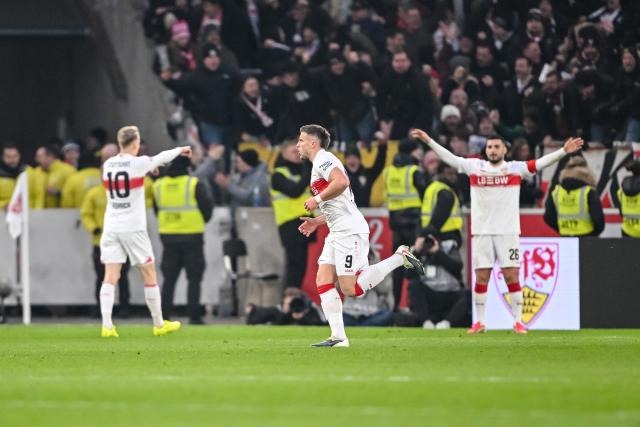 01 February 2026, Baden-Wuerttemberg, Stuttgart: Stuttgart's Ermedin Demirovic (C) celebrates scoring his side's first goal with teammates during the German Bundesliga soccer match between VfB Stuttgart and SC Freiburg at MHPArena. Photo: Harry Langer/dpa - WICHTIGER HINWEIS: Gemäß den Vorgaben der DFL Deutsche Fußball Liga bzw. des DFB Deutscher Fußball-Bund ist es untersagt, in dem Stadion und/oder vom Spiel angefertigte Fotoaufnahmen in Form von Sequenzbildern und/oder videoähnlichen Fotostrecken zu verwerten bzw. verwerten zu lassen.
