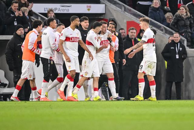 01 February 2026, Baden-Wuerttemberg, Stuttgart: Stuttgart's Ermedin Demirovic (2nd L) celebrates scoring his side's first goal with teammates during the German Bundesliga soccer match between VfB Stuttgart and SC Freiburg at MHPArena. Photo: Harry Langer/dpa - WICHTIGER HINWEIS: Gemäß den Vorgaben der DFL Deutsche Fußball Liga bzw. des DFB Deutscher Fußball-Bund ist es untersagt, in dem Stadion und/oder vom Spiel angefertigte Fotoaufnahmen in Form von Sequenzbildern und/oder videoähnlichen Fotostrecken zu verwerten bzw. verwerten zu lassen.