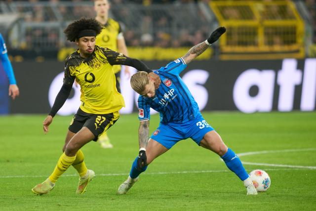 01 February 2026, North Rhine-Westphalia, Dortmund: Borussia Dortmund's Karim Adeyemi (L) and Heidenheim's Niklas Dorsch battle for the ball during the German Bundesliga soccer match between Borussia Dortmund and 1. FC Heidenheim,  at Signal Iduna Park. Photo: Bernd Thissen/dpa - WICHTIGER HINWEIS: Gemäß den Vorgaben der DFL Deutsche Fußball Liga bzw. des DFB Deutscher Fußball-Bund ist es untersagt, in dem Stadion und/oder vom Spiel angefertigte Fotoaufnahmen in Form von Sequenzbildern und/oder videoähnlichen Fotostrecken zu verwerten bzw. verwerten zu lassen.