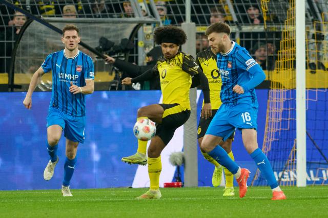 01 February 2026, North Rhine-Westphalia, Dortmund: Borussia Dortmund's Karim Adeyemi (C) and Heidenheim's Julian Niehues battle for the ball during the German Bundesliga soccer match between Borussia Dortmund and 1. FC Heidenheim,  at Signal Iduna Park. Photo: Bernd Thissen/dpa - WICHTIGER HINWEIS: Gemäß den Vorgaben der DFL Deutsche Fußball Liga bzw. des DFB Deutscher Fußball-Bund ist es untersagt, in dem Stadion und/oder vom Spiel angefertigte Fotoaufnahmen in Form von Sequenzbildern und/oder videoähnlichen Fotostrecken zu verwerten bzw. verwerten zu lassen.