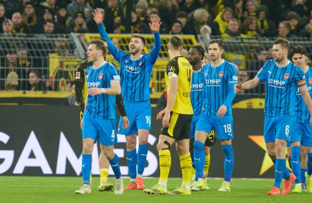 01 February 2026, North Rhine-Westphalia, Dortmund: Heidenheim's Julian Niehues (2nd L) celebrates scoring his side's first goal during the German Bundesliga soccer match between Borussia Dortmund and 1. FC Heidenheim,  at Signal Iduna Park. Photo: Bernd Thissen/dpa - WICHTIGER HINWEIS: Gemäß den Vorgaben der DFL Deutsche Fußball Liga bzw. des DFB Deutscher Fußball-Bund ist es untersagt, in dem Stadion und/oder vom Spiel angefertigte Fotoaufnahmen in Form von Sequenzbildern und/oder videoähnlichen Fotostrecken zu verwerten bzw. verwerten zu lassen.