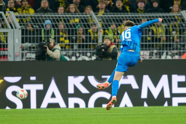 01 February 2026, North Rhine-Westphalia, Dortmund: Heidenheim's Julian Niehues scores his side's first goal during the German Bundesliga soccer match between Borussia Dortmund and 1. FC Heidenheim,  at Signal Iduna Park. Photo: Bernd Thissen/dpa - WICHTIGER HINWEIS: Gemäß den Vorgaben der DFL Deutsche Fußball Liga bzw. des DFB Deutscher Fußball-Bund ist es untersagt, in dem Stadion und/oder vom Spiel angefertigte Fotoaufnahmen in Form von Sequenzbildern und/oder videoähnlichen Fotostrecken zu verwerten bzw. verwerten zu lassen.