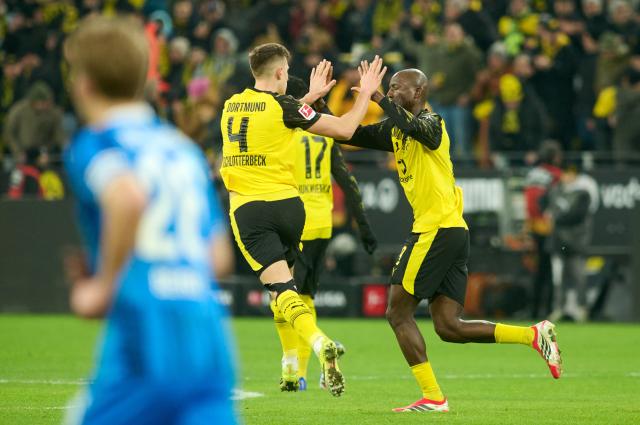 01 February 2026, North Rhine-Westphalia, Dortmund: Borussia Dortmund's Serhou Guirassy (R) scores his side's second goal with teammate Nico Schlotterbeck during the German Bundesliga soccer match between Borussia Dortmund and 1. FC Heidenheim,  at Signal Iduna Park. Photo: Bernd Thissen/dpa - WICHTIGER HINWEIS: Gemäß den Vorgaben der DFL Deutsche Fußball Liga bzw. des DFB Deutscher Fußball-Bund ist es untersagt, in dem Stadion und/oder vom Spiel angefertigte Fotoaufnahmen in Form von Sequenzbildern und/oder videoähnlichen Fotostrecken zu verwerten bzw. verwerten zu lassen.