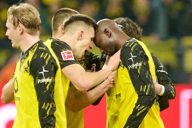 01 February 2026, North Rhine-Westphalia, Dortmund: Borussia Dortmund's Serhou Guirassy (R) celebrates scoring his side's second goal with teammates during the German Bundesliga soccer match between Borussia Dortmund and 1. FC Heidenheim,  at Signal Iduna Park. Photo: Bernd Thissen/dpa - WICHTIGER HINWEIS: Gemäß den Vorgaben der DFL Deutsche Fußball Liga bzw. des DFB Deutscher Fußball-Bund ist es untersagt, in dem Stadion und/oder vom Spiel angefertigte Fotoaufnahmen in Form von Sequenzbildern und/oder videoähnlichen Fotostrecken zu verwerten bzw. verwerten zu lassen.