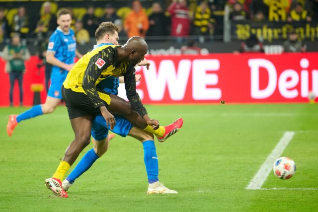01 February 2026, North Rhine-Westphalia, Dortmund: Borussia Dortmund's Serhou Guirassy (R) scores his side's third goal during the German Bundesliga soccer match between Borussia Dortmund and 1. FC Heidenheim,  at Signal Iduna Park. Photo: Bernd Thissen/dpa - WICHTIGER HINWEIS: Gemäß den Vorgaben der DFL Deutsche Fußball Liga bzw. des DFB Deutscher Fußball-Bund ist es untersagt, in dem Stadion und/oder vom Spiel angefertigte Fotoaufnahmen in Form von Sequenzbildern und/oder videoähnlichen Fotostrecken zu verwerten bzw. verwerten zu lassen.