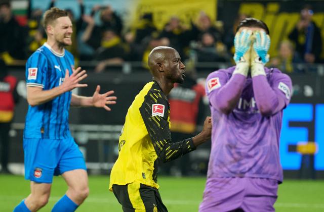 01 February 2026, North Rhine-Westphalia, Dortmund: Borussia Dortmund's Serhou Guirassy (C) celebrates scoring his side's second goal during the German Bundesliga soccer match between Borussia Dortmund and 1. FC Heidenheim,  at Signal Iduna Park. Photo: Bernd Thissen/dpa - WICHTIGER HINWEIS: Gemäß den Vorgaben der DFL Deutsche Fußball Liga bzw. des DFB Deutscher Fußball-Bund ist es untersagt, in dem Stadion und/oder vom Spiel angefertigte Fotoaufnahmen in Form von Sequenzbildern und/oder videoähnlichen Fotostrecken zu verwerten bzw. verwerten zu lassen.