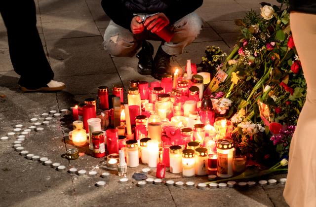01 February 2026, Hamburg: Flowers are lying at the "Wandsbek-Markt" subway station. After a person grabbed another person on the platform and threw themselves in front of the arriving subway train, homicide detectives are investigating. Photo: -/dpa