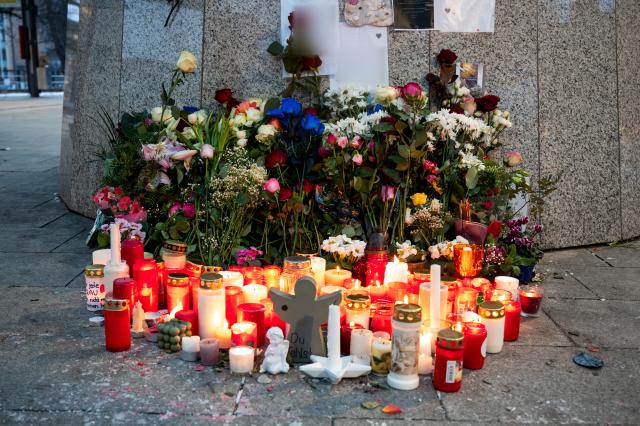 01 February 2026, Hamburg: Flowers are lying at the "Wandsbek-Markt" subway station. After a person grabbed another person on the platform and threw themselves in front of the arriving subway train, homicide detectives are investigating. Photo: -/dpa