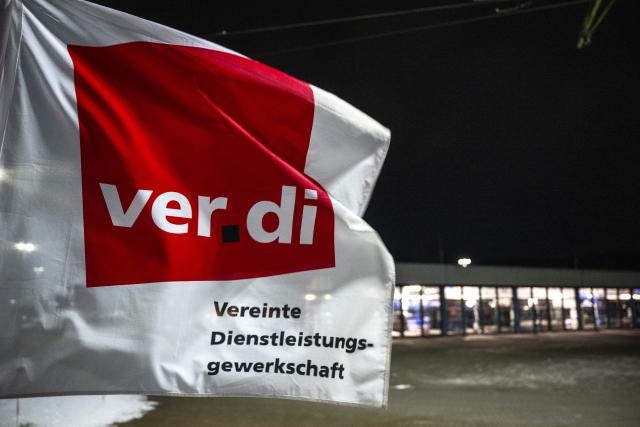 02 February 2026, Mecklenburg-Western Pomerania, Schwerin: A Verdi flag flies at the entrance gate in front of the NVS depot in Schwerin. The Verdi trade union has called for warning strikes at municipal transport companies in almost all federal states on Monday as part of parallel wage negotiations. Photo: Philip Dulian/dpa