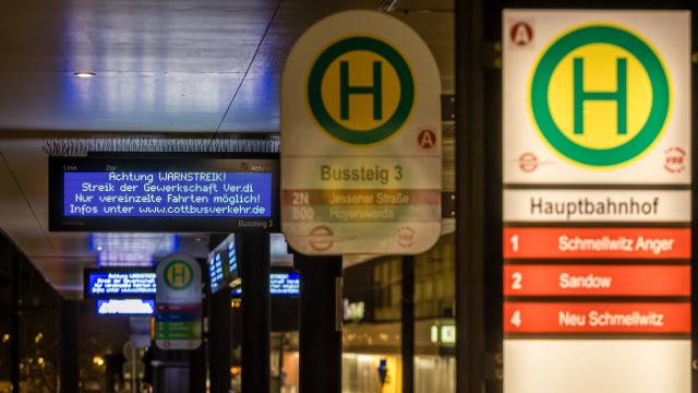 02 February 2026, Brandenburg, Cottbus: An information display at the Cottbus transport hub provides information about today's local transport strikes. The trade union Verdi has called for warning strikes at municipal transport companies in almost all federal states on Monday as part of parallel wage negotiations. Photo: Frank Hammerschmidt/dpa