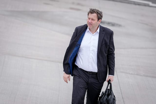 02 February 2026, Brandenburg, Schönefeld: Lars Klingbeil, German Minister of Finance, Vice-Chancellor and SPD Federal Chairman, boards the Airbus A321 of the German Air Force for the flight to Warsaw. It is the Minister's inaugural visit to Poland. Photo: Kay Nietfeld/dpa