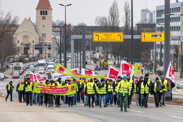 02 February 2026, Brandenburg, Cottbus: Employees of regional transport companies in southern Brandenburg walk along their demonstration route. The trade union Verdi has called for warning strikes at municipal transport companies in almost all federal states on Monday as part of parallel wage negotiations. Photo: Frank Hammerschmidt/dpa