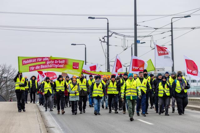 02 February 2026, Brandenburg, Cottbus: Employees of regional transport companies in southern Brandenburg walk along their demonstration route. The trade union Verdi has called for warning strikes at municipal transport companies in almost all federal states on Monday as part of parallel wage negotiations. Photo: Frank Hammerschmidt/dpa
