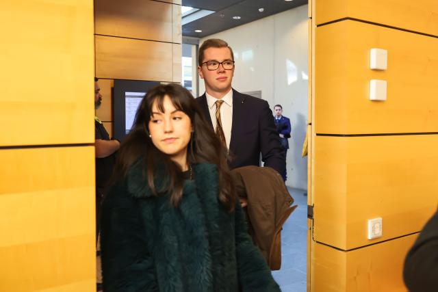 02 February 2026, Bavaria, Würzburg: AfD member of parliament Daniel Halemba (R) enters the courtroom at Würzburg district court with defense lawyer Isabella Sanna. The district court sentenced Halemba to a fine of 160 daily rates for money laundering and coercion. The 24-year-old was acquitted of the charges of incitement to hatred and attempted coercion. Photo: Daniel Löb/dpa