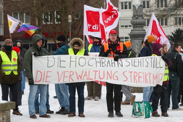 02 February 2026, Hamburg: Strikers at a rally in Hamburg-Harburg hold a banner with the slogan "The elevated railroad is at a standstill - the administration is on strike too". The trade union Verdi has called for warning strikes at municipal transport companies in almost all federal states on Monday as part of parallel wage negotiations. Photo: Bodo Marks/dpa