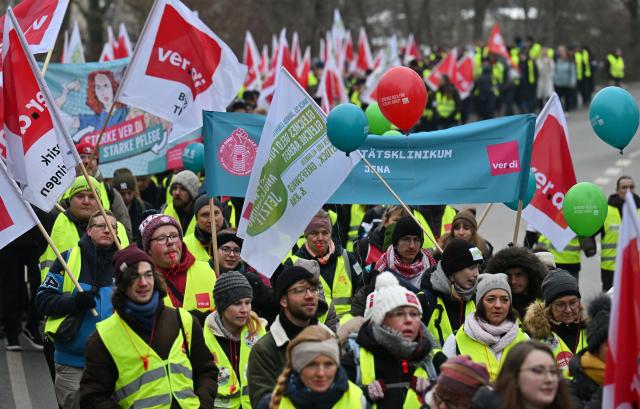 02 February 2026, Thuringia, Jena: Participants in the warning strike at Jena University Hospital march through the city in a demonstration. The trade union Verdi is demanding, among other things, a seven percent pay rise for public sector employees in the federal states, at least 300 euros more per month, and an increase in bonuses for working at inconvenient times, such as at night. This is the third warning strike at Thuringia's only university hospital since the beginning of the year. Photo: Martin Schutt/dpa