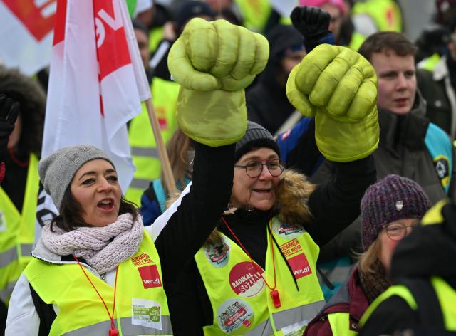 02 February 2026, Thuringia, Jena: Participants in the warning strike at Jena University Hospital march through the city in a demonstration. The trade union Verdi is demanding, among other things, a seven percent pay rise for public sector employees in the federal states, at least 300 euros more per month, and an increase in bonuses for working at inconvenient times, such as at night. This is the third warning strike at Thuringia's only university hospital since the beginning of the year. Photo: Martin Schutt/dpa