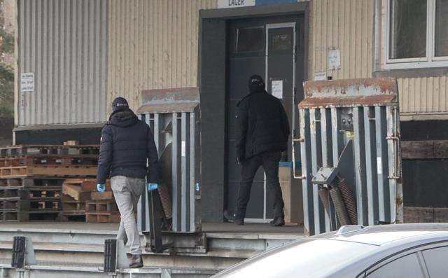 02 February 2026, Schleswig-Holstein, Lübeck: Customs officers search buildings in connection with banned exports to Russia. A criminal network is alleged to have arranged for goods to be exported from Lübeck to Russian arms companies, for example - despite embargoes imposed by the European Union (EU). The federal prosecutor's office has five suspects arrested this morning. Searches are carried out in several federal states. Photo: News5 / Sebastian Peters/NEWS5/dpa