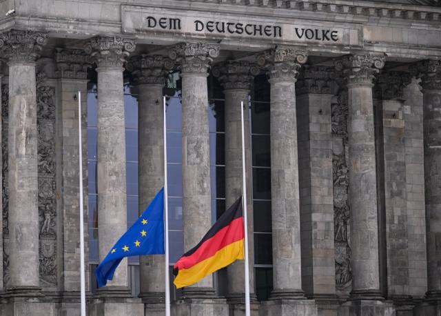 02 February 2026, Berlin: The flags on the Reichstag building fly at half-mast following the death of former Bundestag President Rita Süssmuth. Photo: Britta Pedersen/dpa