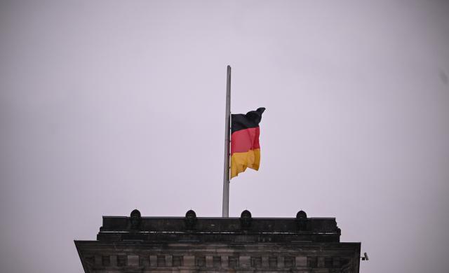 02 February 2026, Berlin: The flags on the Reichstag building fly at half-mast following the death of former Bundestag President Rita Süssmuth. Photo: Britta Pedersen/dpa