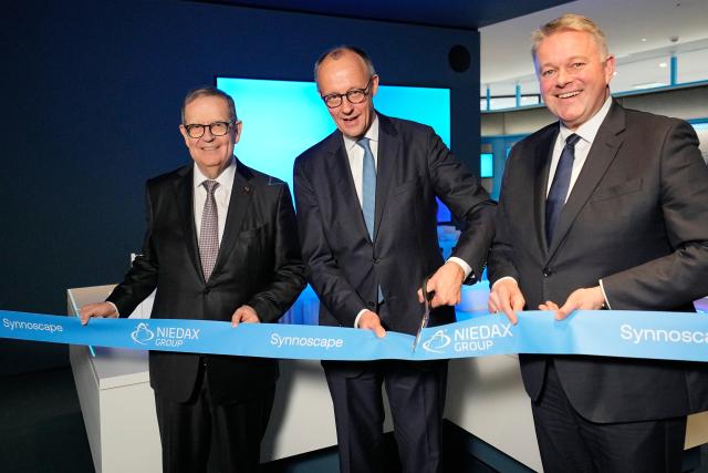 02 February 2026, Aleppo, Neustadt (Wied): German Chancellor Friedrich Merz (C), Niedax CEO Bruno Reufels (L) and Christian Democratic Union of Germany (CDU) candidate for Minister-President Gordon Schnieder attend the opening ceremony of the tech campus and experience center "Synnoscape" run by infrastructure company Niedax in Neustadt (Wied). Photo: Thomas Frey/dpa