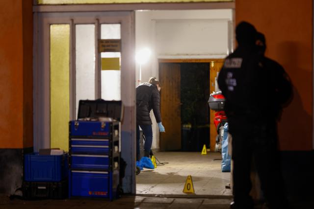 02 February 2026, Bavaria, Nuremberg: A forensics employee secures evidence in a building entrance in Nuremberg. Photo: News5/David Oßwald/NEWS5/dpa