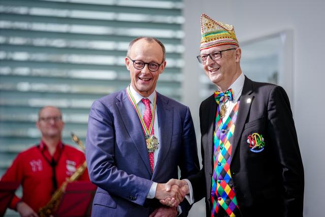 03 February 2026, Berlin: German Chancellor Friedrich Merz speaks at the carnival reception in the Federal Chancellery next to Klaus Ludwig Fest (R), President of the German Carnival Association. Photo: Kay Nietfeld/dpa