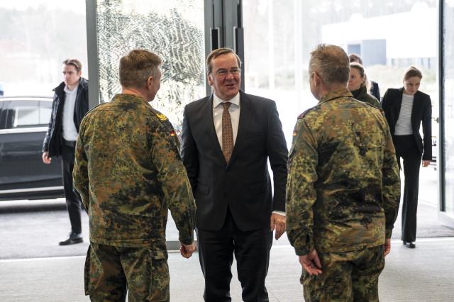03 February 2026, Bavaria, Roth: Boris Pistorius (C), German Minister of Defense, visits the Air Force Officer School and the Homeland Security Regiment 1 and is received by Commander Brigadier General von Fritschen (L). Photo: Daniel Vogl/dpa