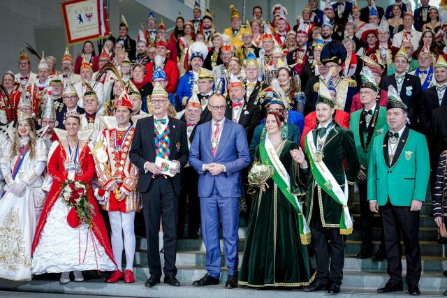 03 February 2026, Berlin: German Chancellor Friedrich Merz (C) attends the carnival reception in the Federal Chancellery alongside Klaus Ludwig Fest (C-L), President of the German Carnival Association. Photo: Kay Nietfeld/dpa