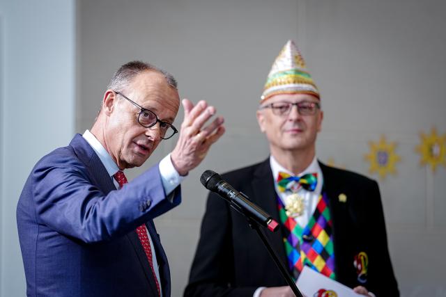 03 February 2026, Berlin: German Chancellor Friedrich Merz speaks at the carnival reception in the Federal Chancellery next to Klaus Ludwig Fest (R), President of the German Carnival Association. Photo: Kay Nietfeld/dpa